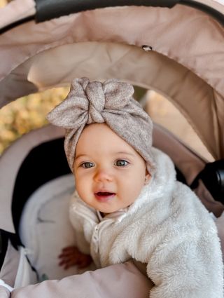 Teploučké, roztomilé, správně rošťácké jako naše holčičky🥹 tento turbánek bude tvoje princezna milovat! Jemná pletenina v...